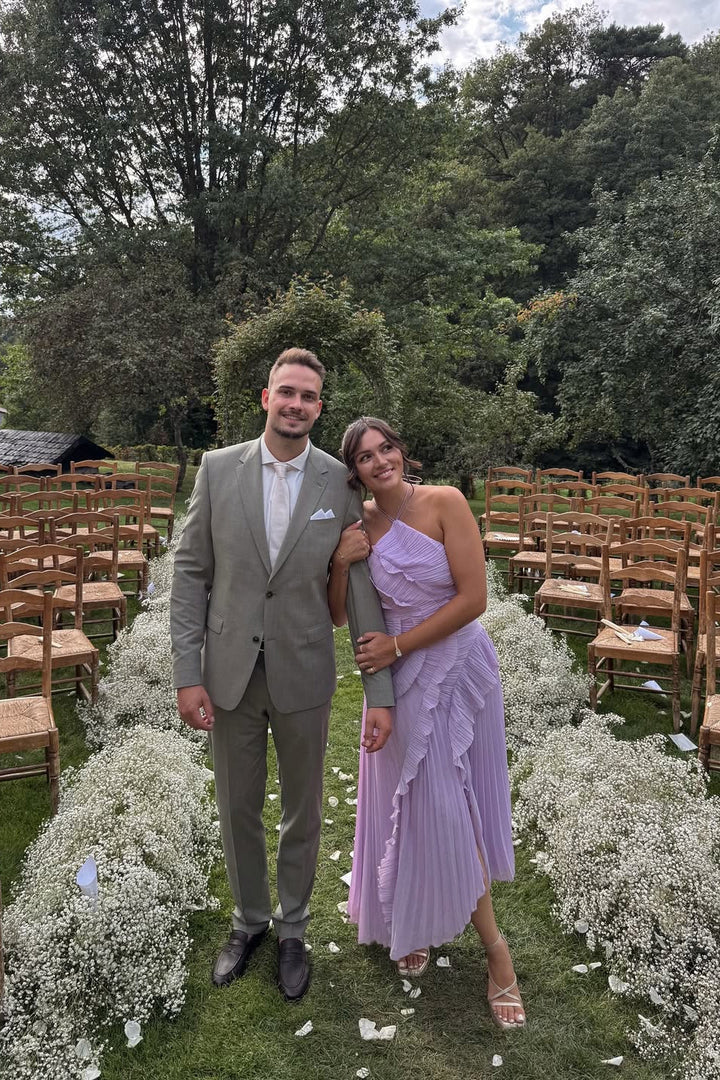 Plisowana sukienka na wesele z odkrytymi ramionami i długością maxi