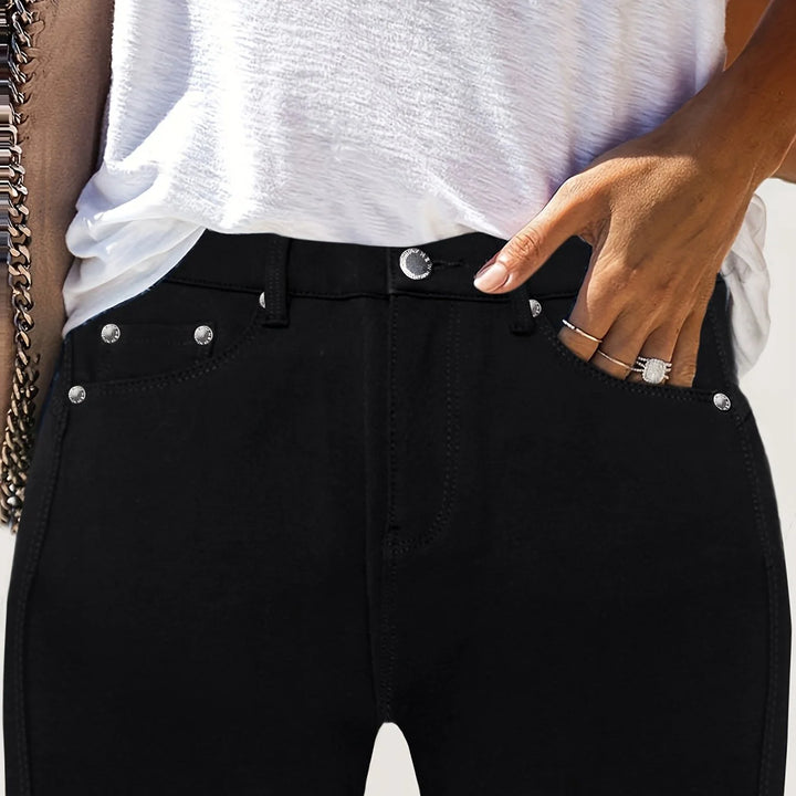 Jeansy damskie skinny z wysokim stanem w czarnym kolorze z dekoracyjnymi guzikami na kieszeniach