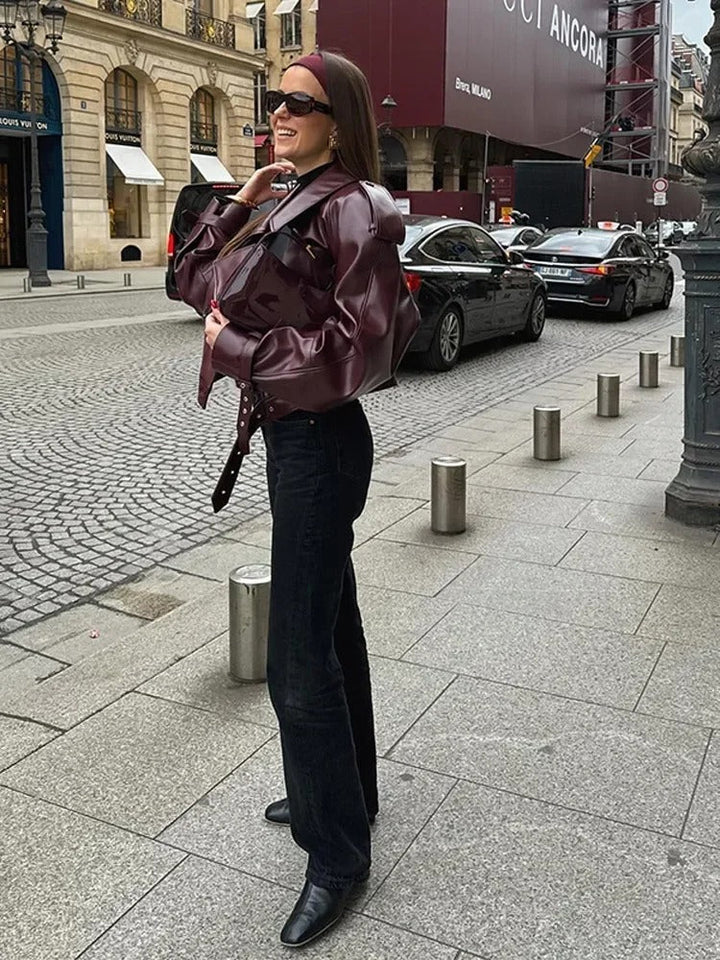 Kurtka damska bordowa oversize z paskiem w talii, konstrukcyjne ramiona, elegancki połysk tkaniny
