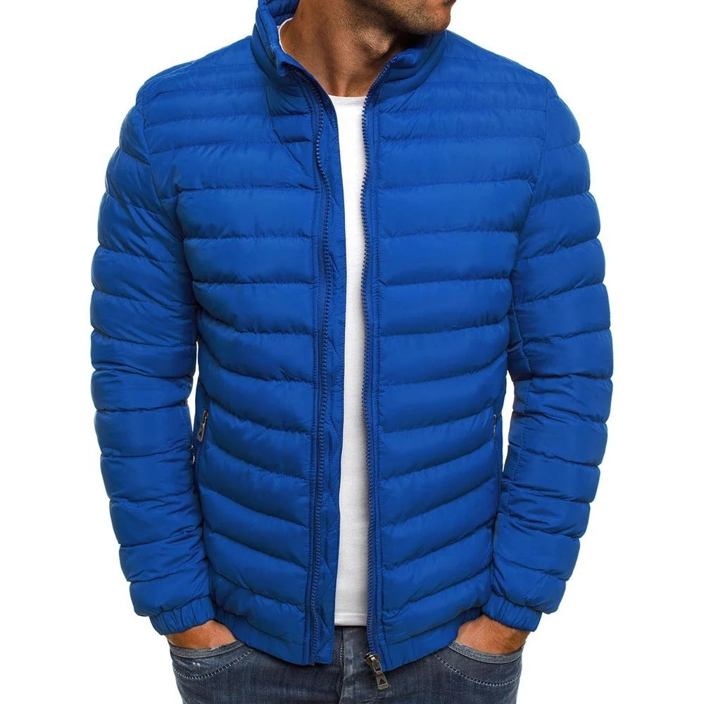 Męska kurtka puchowa z kieszeniami bocznymi i regularnym krojem na modelu w casualowej stylizacji
