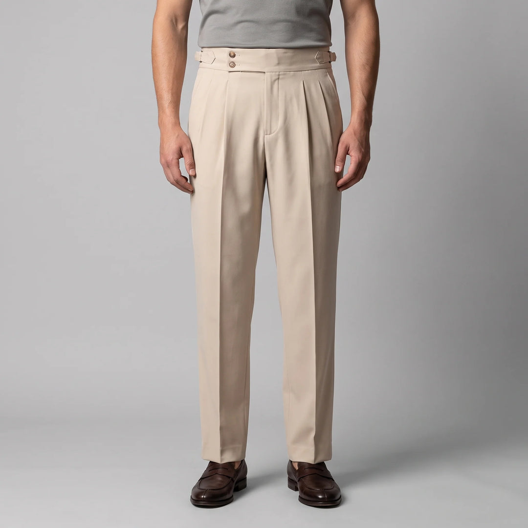 Detal podwiniętych mankietów spodni męskich zwężanych o kroju smart casual