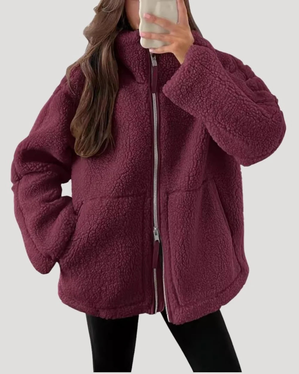 Kurtka damska polarowa teddy oversize w kolorze białym, widok całego produktu na modelce z długimi włosami