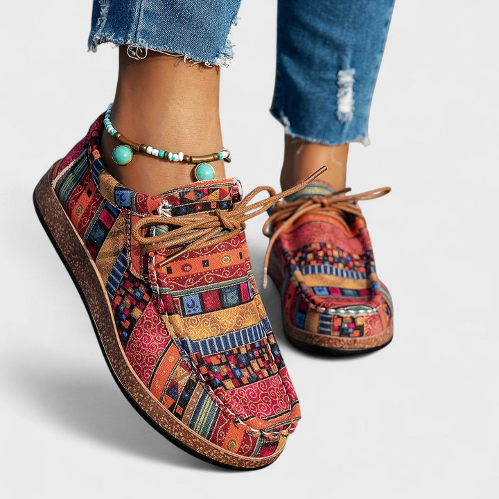 Lekkie i wygodne buty ortopedyczne dla kobiet z etnicznymi wzorami patchwork w odcieniach czerwieni, pomarańczy i niebieskiego, wiązane sznurowadłami