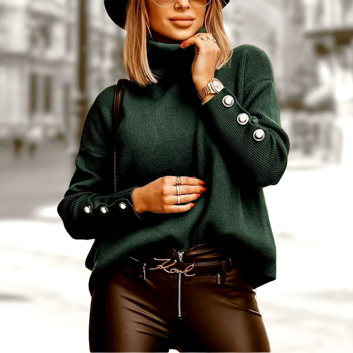 Sweter damski golf brązowy stylizacja z białymi spodniami do biura i na co dzień
