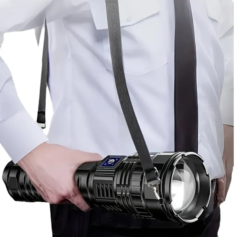 Ładowalna latarka LED 10000 lumenów Striker w dłoni mężczyzny w białej koszuli z czarnymi szelkami