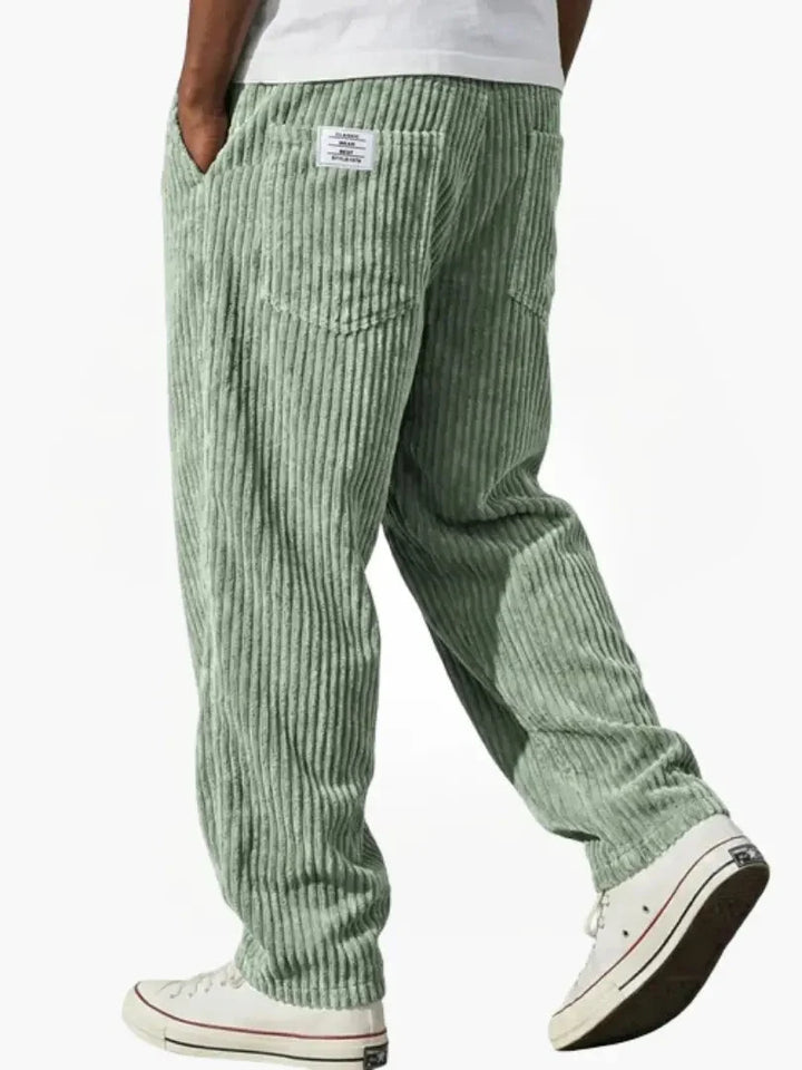 Męskie spodnie sztruksowe z białą naszywką na pasie i prostymi nogawkami