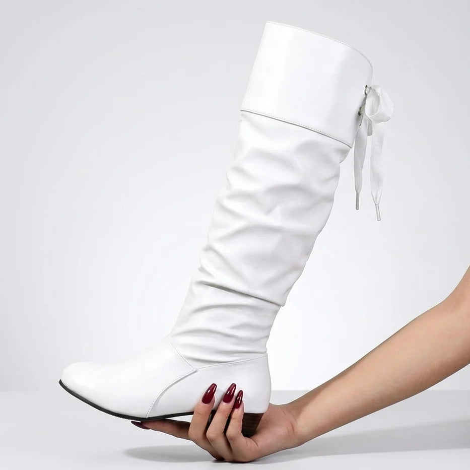 Kozaki za kolano z marszczoną cholewką i regulowanym wiązaniem, zbliżenie na górną część