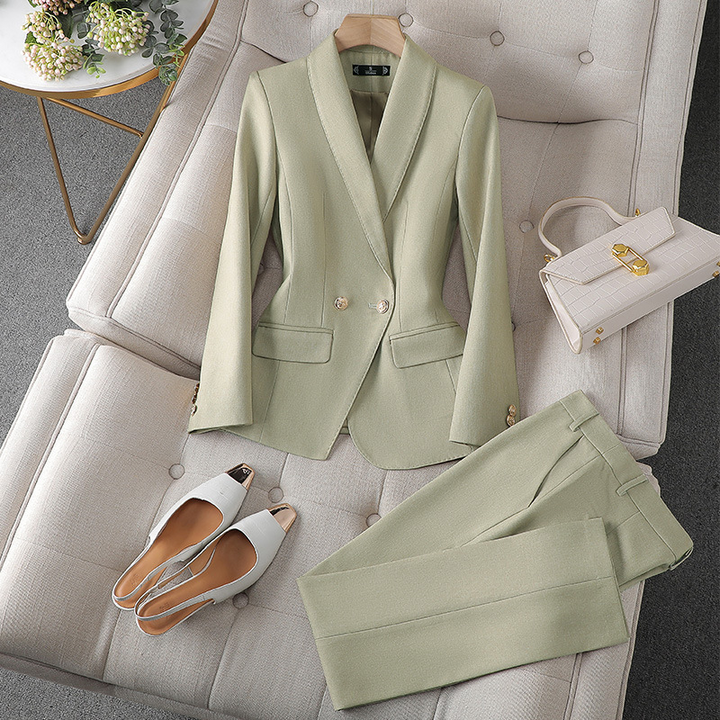 Komplet damski marynarka i spodnie w bordowym kolorze z czarnymi szpilkami i torebką