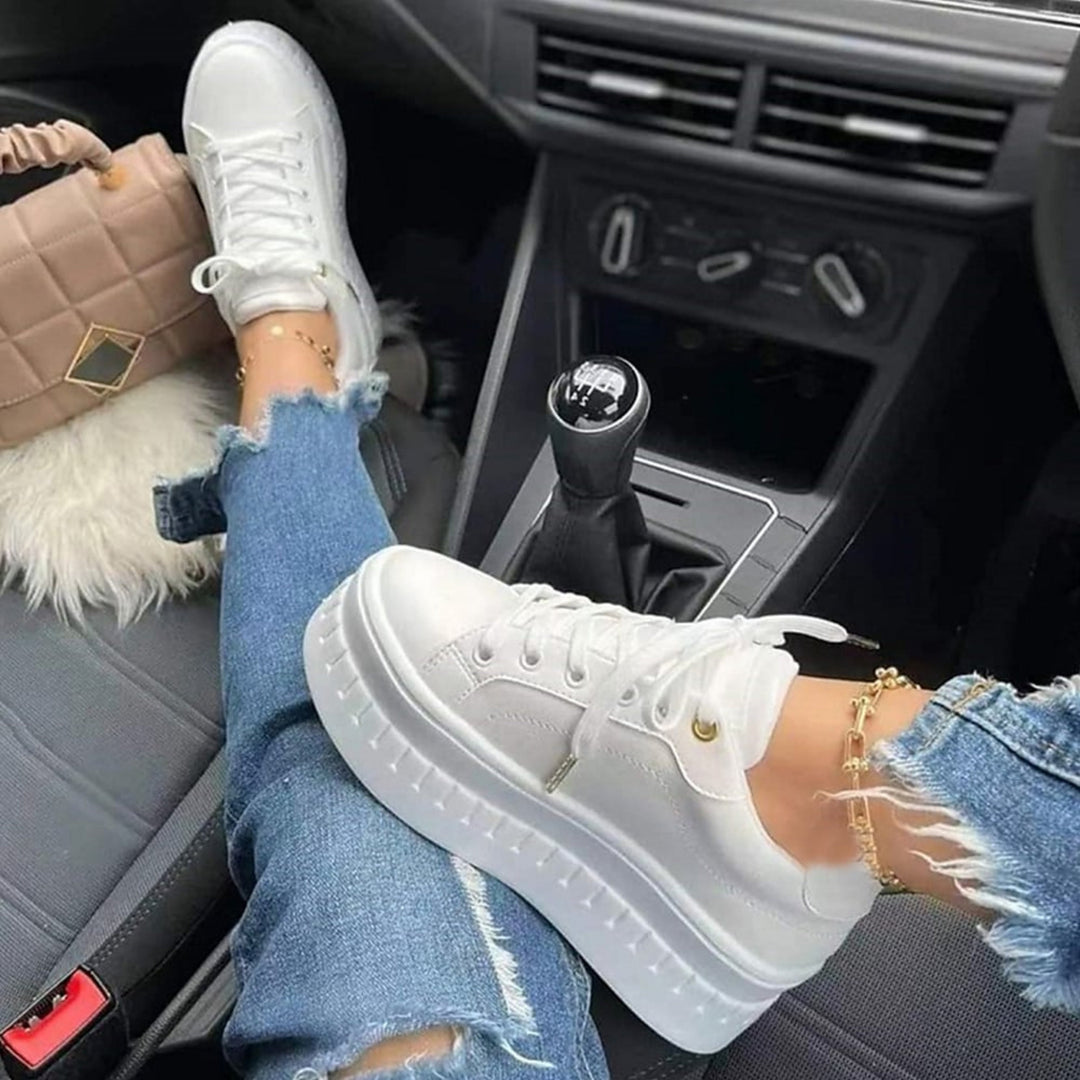 Sneakersy damskie na platformie z boku, widoczna gruba podeszwa i sznurowanie na cholewce