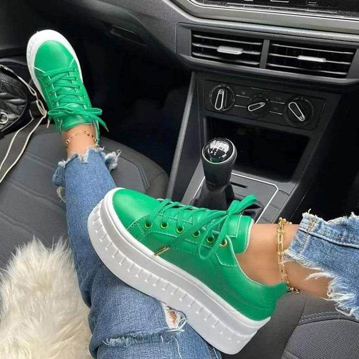 Sneakersy na platformie w stylizacji miejskiej, widok z góry na grubą podeszwę i brązową cholewkę