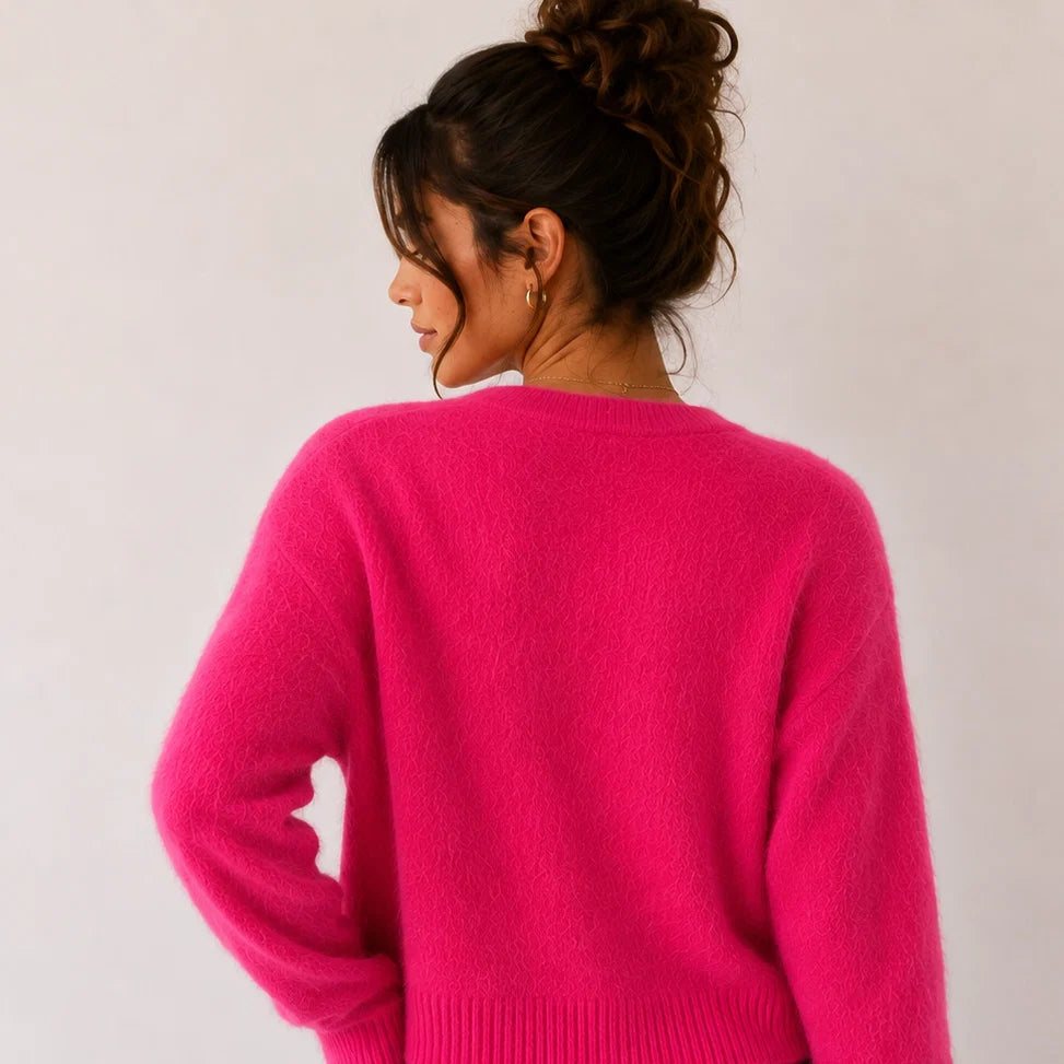 Kardigan damski z guzikami, puszysta dzianina, krótki krój, widok z boku