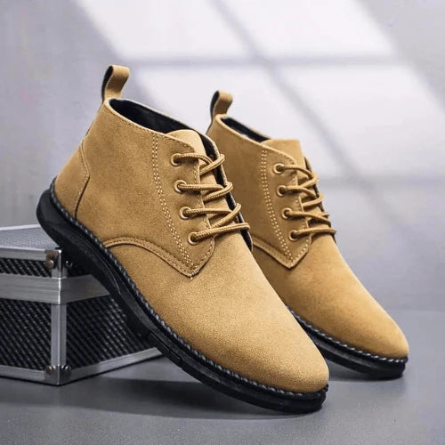Męskie chukka boots sznurowane za kostkę w piaskowym brązie z kontrastową ciemną podeszwą
