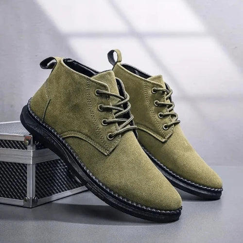 Widok boczny męskich chukka boots z pięcioma otworami na sznurowadła i pętelką na pięcie