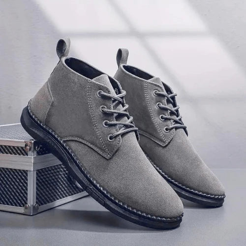 Męskie buty chukka w piaskowym brązie z gładkim wykończeniem i widocznym szwem podeszwy