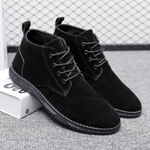 Para męskich chukka boots sznurowanych za kostkę z klasycznym krojem i kontrastową podeszwą