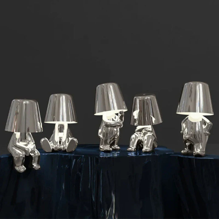 Designerska lampa nocna z połyskującym metalicznym wykończeniem i kloszem LED