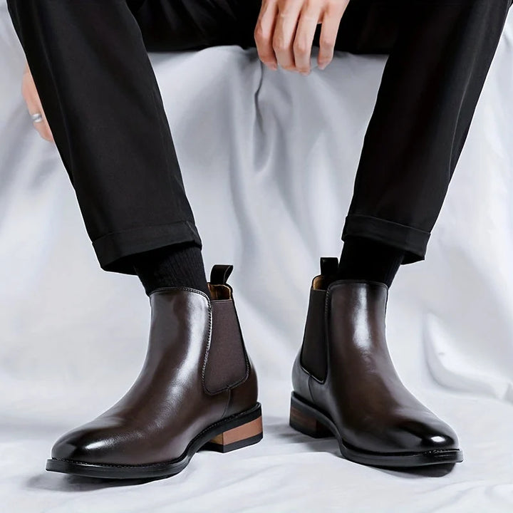 Botki Chelsea męskie z boku pokazujące elastyczne panele i pętelkę z tyłu do łatwego zakładania