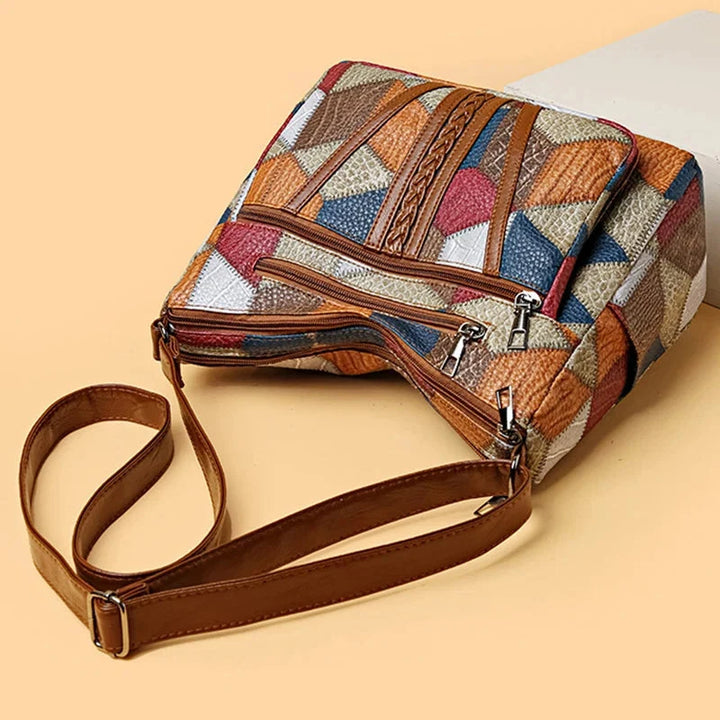 Torebka na ramię z geometrycznym wzorem patchwork i brązowym paskiem regulowanym