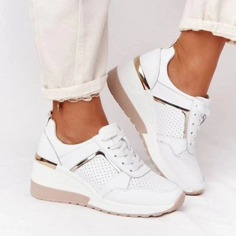Sneakersy Damskie Ortopedyczne Na Koturnie - Wygodne i Stylowe Buty Codzienne w białym kolorze z perforowaną cholewką i podwyższoną podeszwą