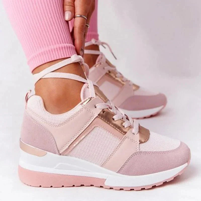 Białe sneakersy damskie na koturnie z perforacją, widok z boku pokazujący podwyższoną podeszwę i stabilną konstrukcję