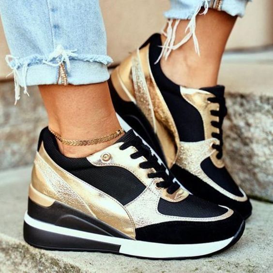 Sneakersy damskie ortopedyczne na koturnie z bliska, widoczna perforowana cholewka i sznurowanie