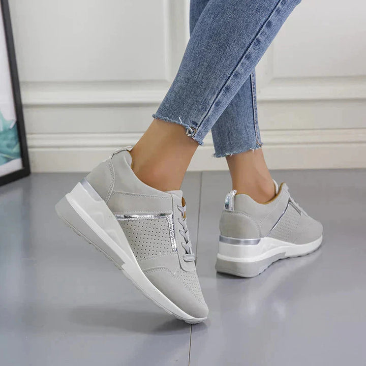 Sneakersy damskie ortopedyczne na koturnie w casualowej stylizacji z białymi spodniami