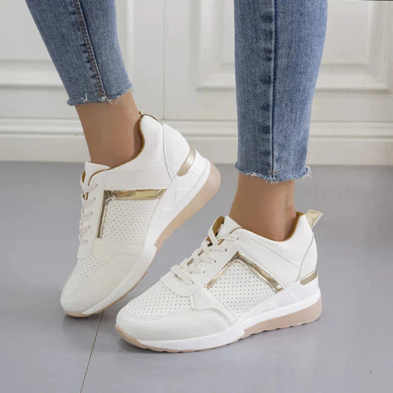Białe sneakersy damskie na koturnie z perforacją, widok z góry pokazujący sznurowanie i ortopedyczny design