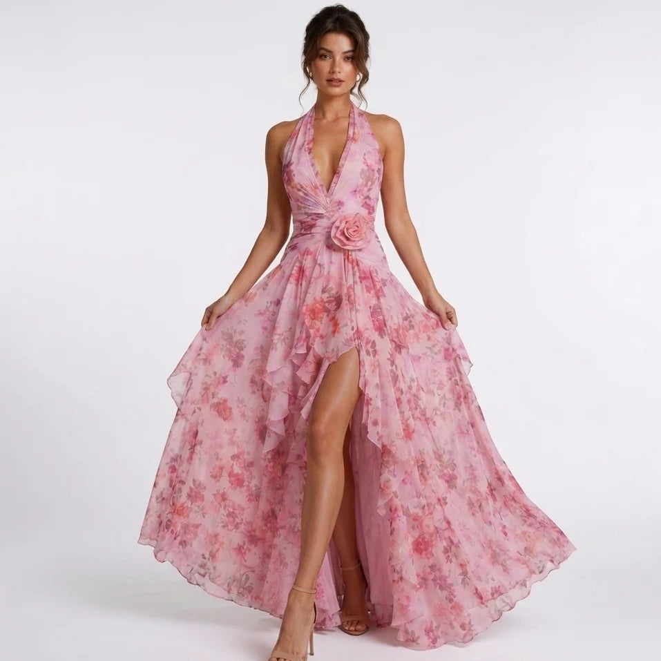 Sukienka Maxi w Kwiatowy Print z Falbanami i Dekoltem Halter w różowym odcieniu z marszczoną talią