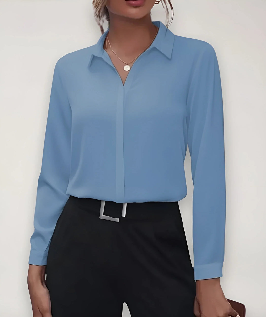 Elegancka bluzka zapinana na guziki z ustrukturyzowaną sylwetką do stylizacji biznesowych