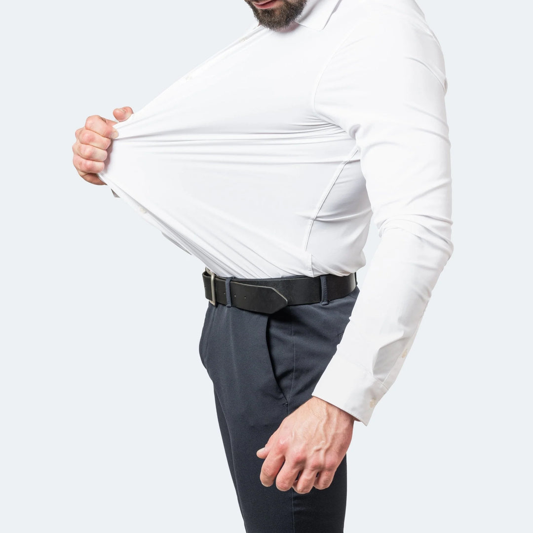 Mężczyzna w białej koszuli męskiej stretch bez zagnieceń z długim rękawem i dopasowanym krojem slim fit