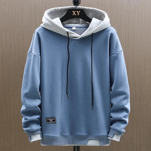 Męski dwukolorowy casualowy hoodie w kolorze niebieskim z białym kapturem i kontrastowymi rękawami, widok z przodu