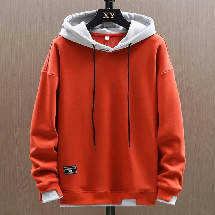 Męski dwukolorowy casualowy hoodie pokazujący miękką dzianinę dresową i oversized'owy fason dla komfortu