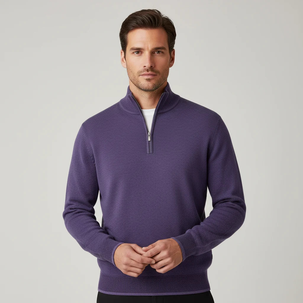 Sweter męski dzianinowy z zamkiem błyskawicznym w kolorze fioletowym na modelu w studio