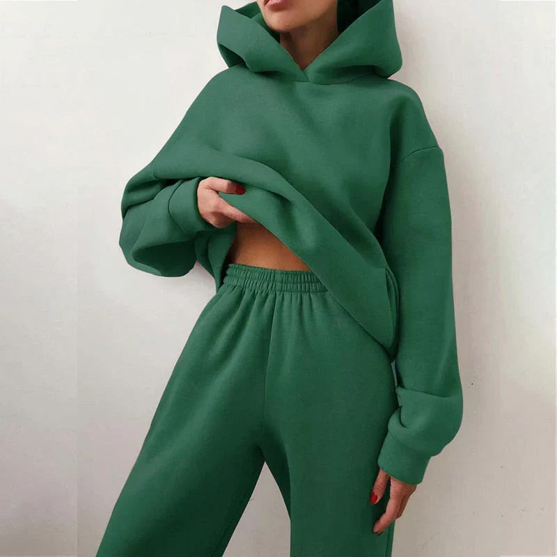 Dres damski oversize z kapturem w kolorze zielonym, bluza z krótkiej długości i spodnie dresowe