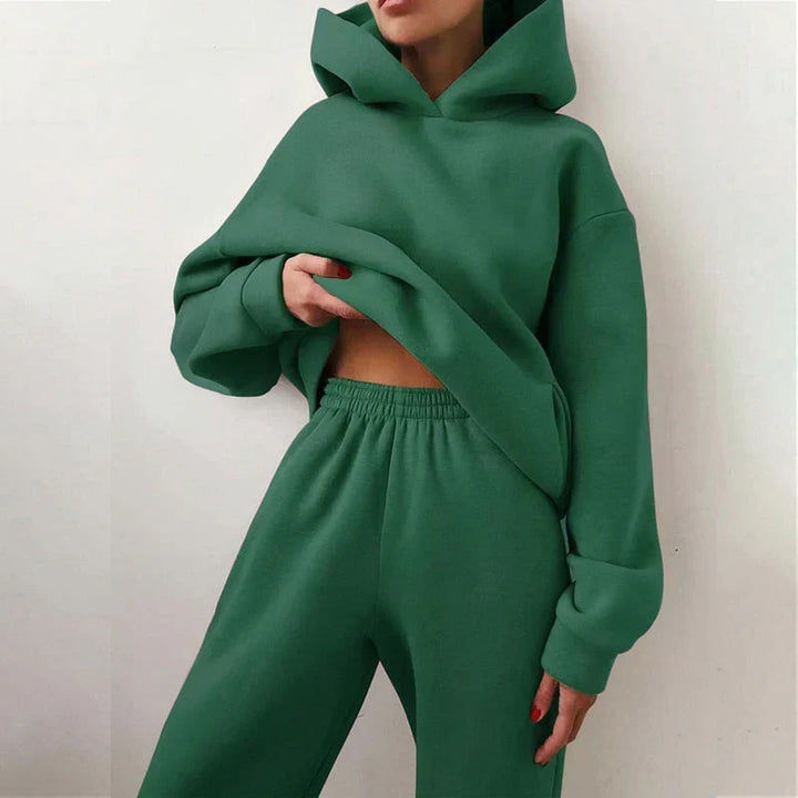 Dres damski oversize z kapturem w kolorze zielonym, bluza z krótkiej długości i spodnie dresowe