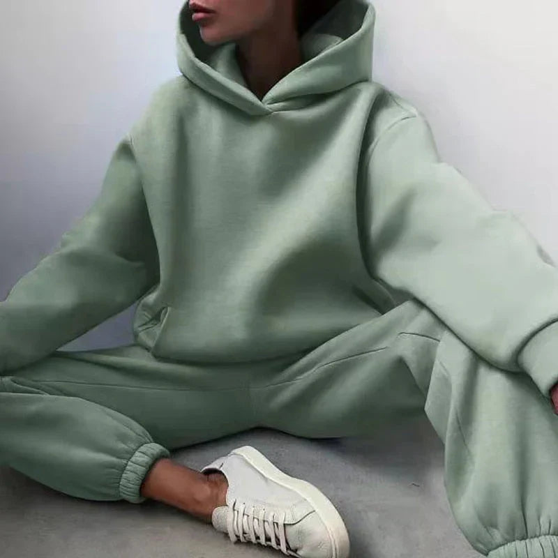Dres damski oversize z kapturem, widok z boku, luźny krój bluzy i spodni dresowych