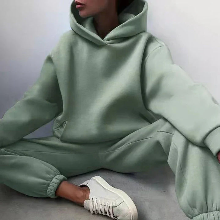Dres damski oversize z kapturem, widok z boku, luźny krój bluzy i spodni dresowych
