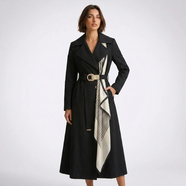 Trencz damski z apaszką i szerokim kołnierzem – elegancka stylizacja