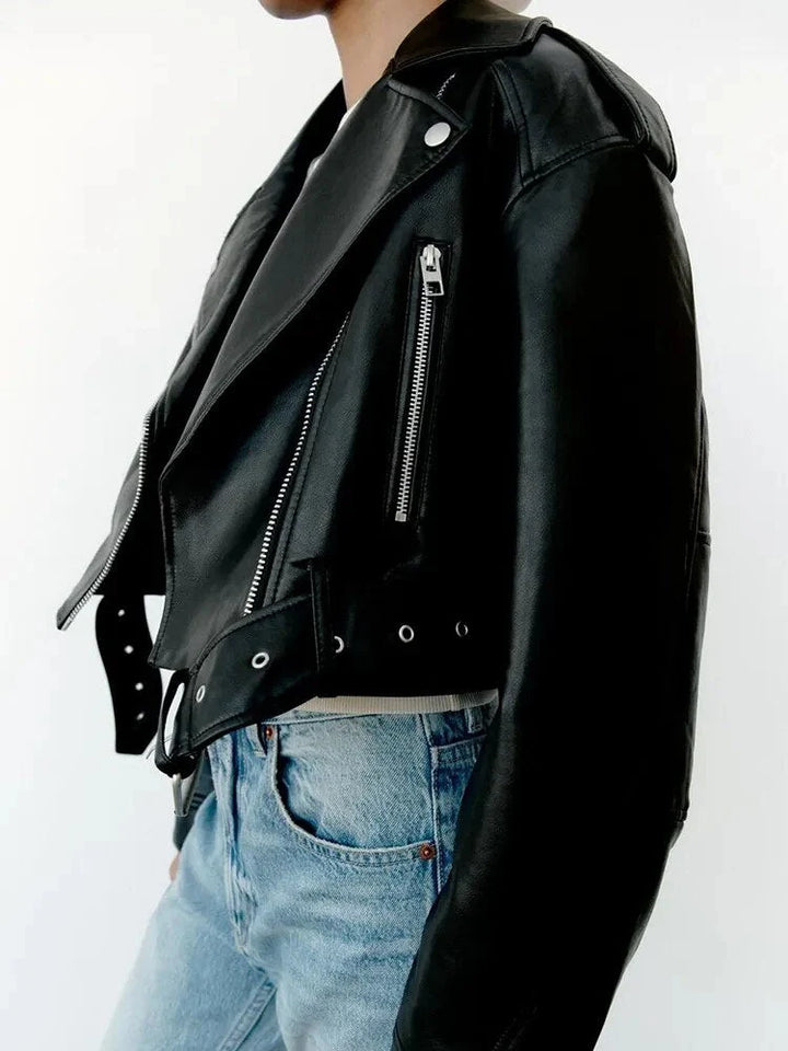 Krótka damska kurtka biker ze skóry ekologicznej w czarnym kolorze z asymetrycznym zamkiem i szerokimi kołnierzem