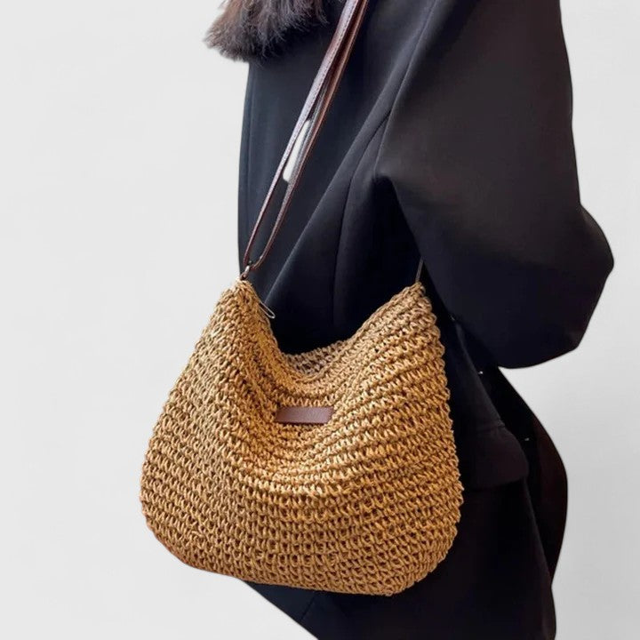 Tkana torba damska na ramię w naturalnym beżowym kolorze z charakterystycznym ręcznym splotem i skórzanym paskiem