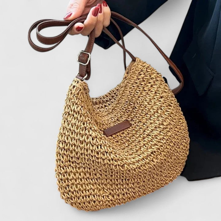 Kobieta nosząca tkaną torbę na ramię w stylu boho z luźnym krojem i naturalnym splotem