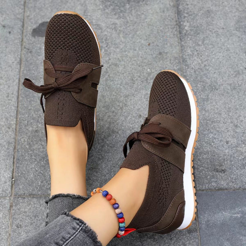 Czarne sneakersy damskie z regulowanym sznurowaniem i płaską podeszwą do codziennego użytku