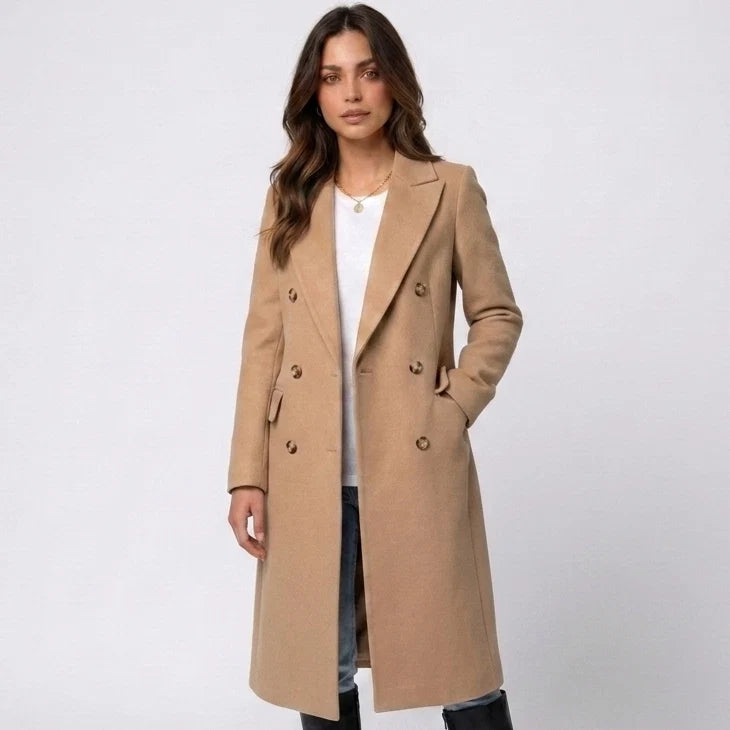 Długi płaszcz damski beżowy z dwurzędowym zapięciem i klasycznymi detalami