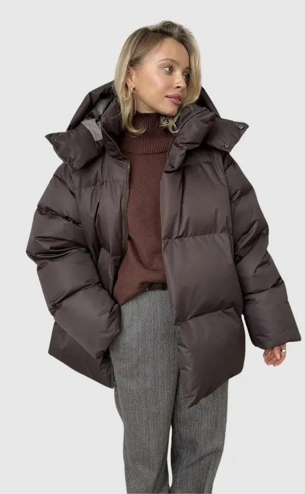 Kurtka puchowa damska oversized czarna pikowana, szczegół paneli i kaptura