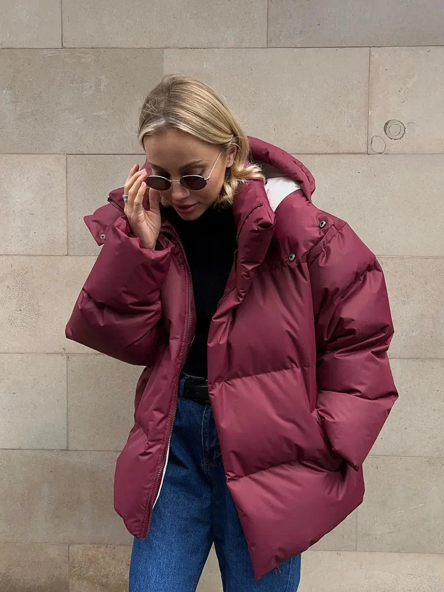 Kurtka puchowa damska oversized czarna noszona casualowo z dresowymi spodniami