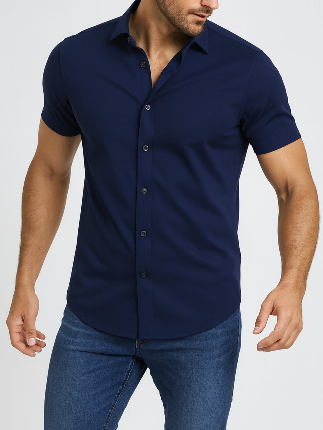 Koszula Męska Z Krótkim Rękawem w kolorze granatowym z klasycznym kołnierzykiem i dopasowanym krojem slim fit na modelu