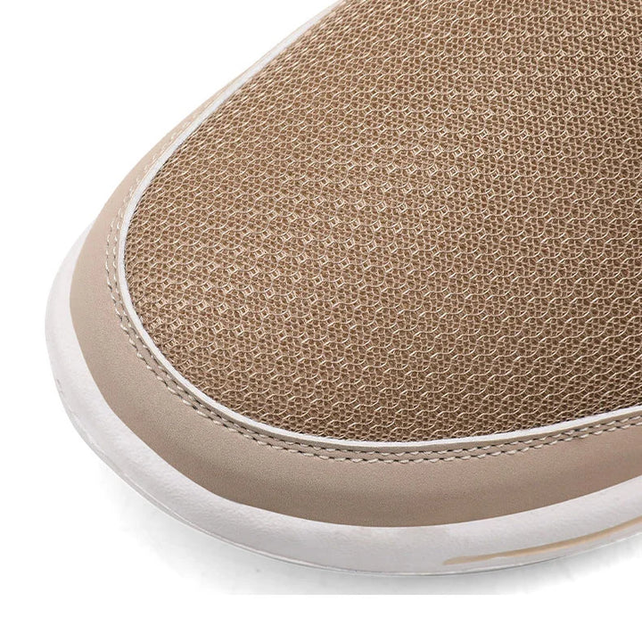 Klapki męskie slip-on z przewiewnego materiału w kolorze czarnym z boku