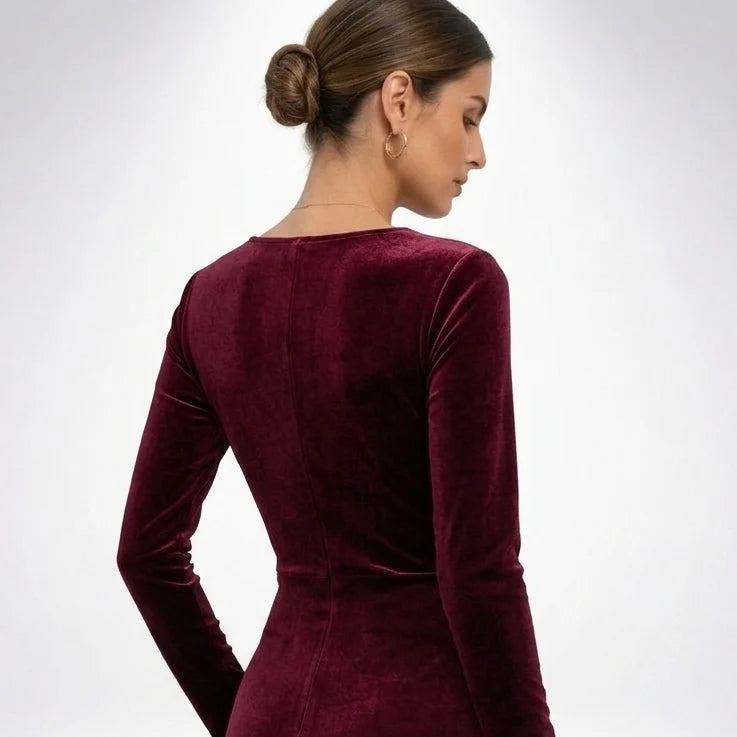 Elegancka kreacja wieczorowa z aksamitu z efektownym drapowaniem w talii