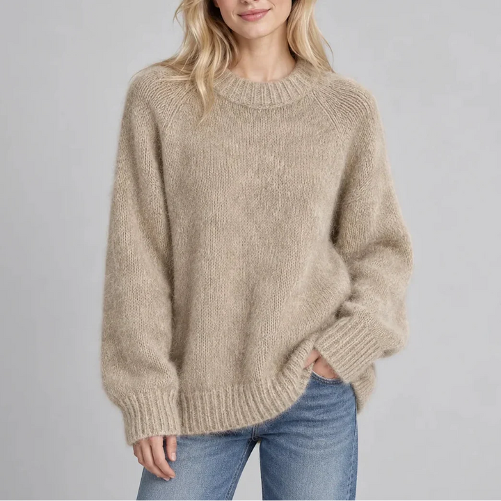 Sweter damski prążkowany w beżowym kolorze z luźnym krojem i okrągłym dekoltem