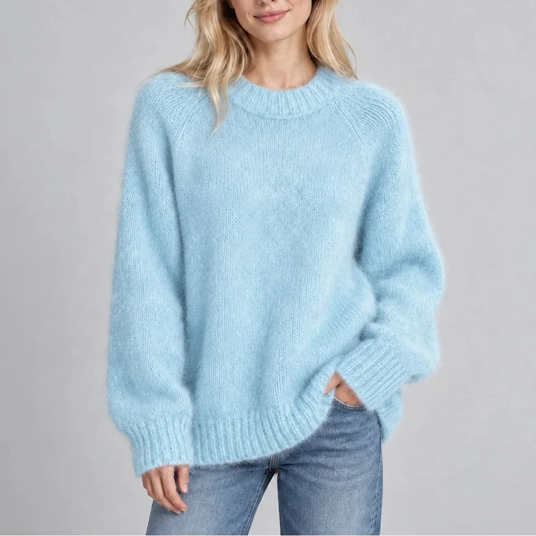 Sweter damski prążkowany w luźnym fasonie prezentowany na modelce